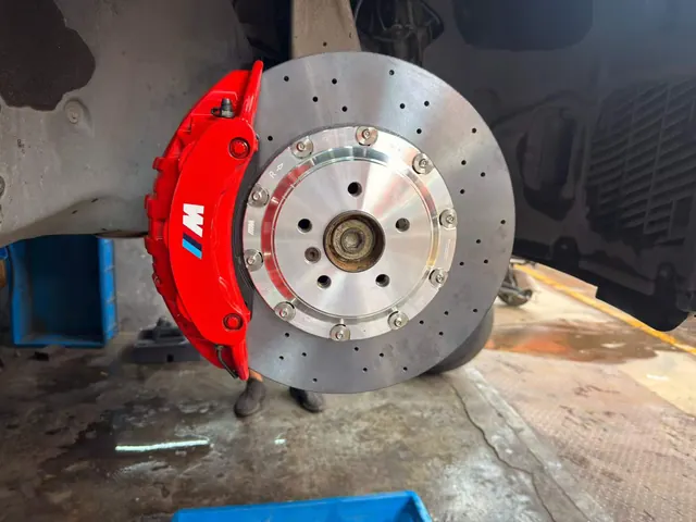 Red front caliper and drilled rotor in the supplied BMW 7 Series installation set.