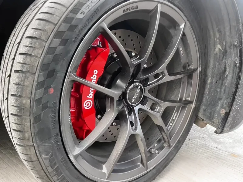 Brembo-style BMW brake caliper and rotor kit for 18 inch wheels