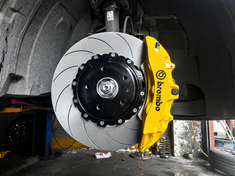Brembo 6 Piston caliper detail