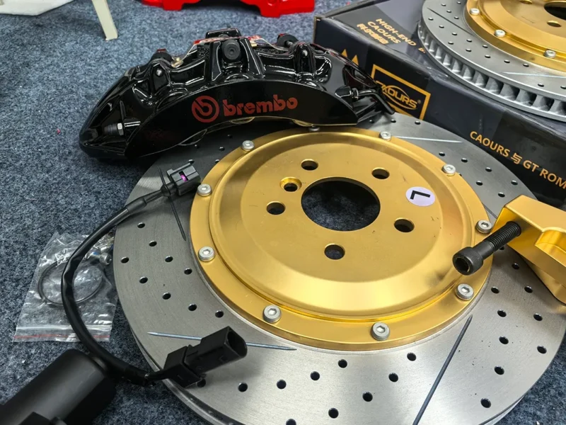 V6-Series six-piston front calipers with custom color options for a Toyota Hilux brake kit