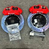 Close view of a GT6 front brake caliper, adapter bracket and ventilated rotor for BMW F34 fitment review.
