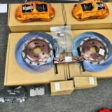 Close detail of a GT6 front six-piston caliper and ventilated brake rotor for BMW G30 fitment review
